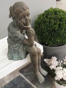 Harasimowicz ogrody - Figura z brązu - dziewczynka podparta dłonią